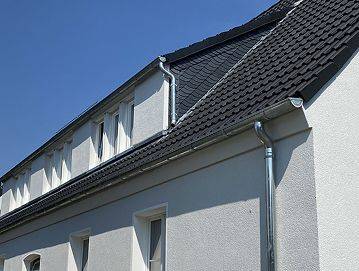 Altbau mit einer neuen Dachdeckung